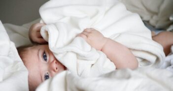 Wie man ein Baby Schritt für Schritt badet?